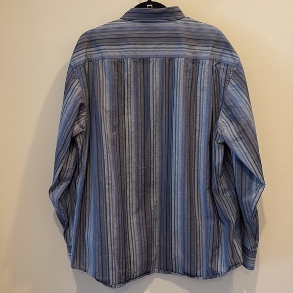 Saks Fifth Avenue - Men's Blue Striped collared button down shirt.  Size XL - Picture 9 of 14